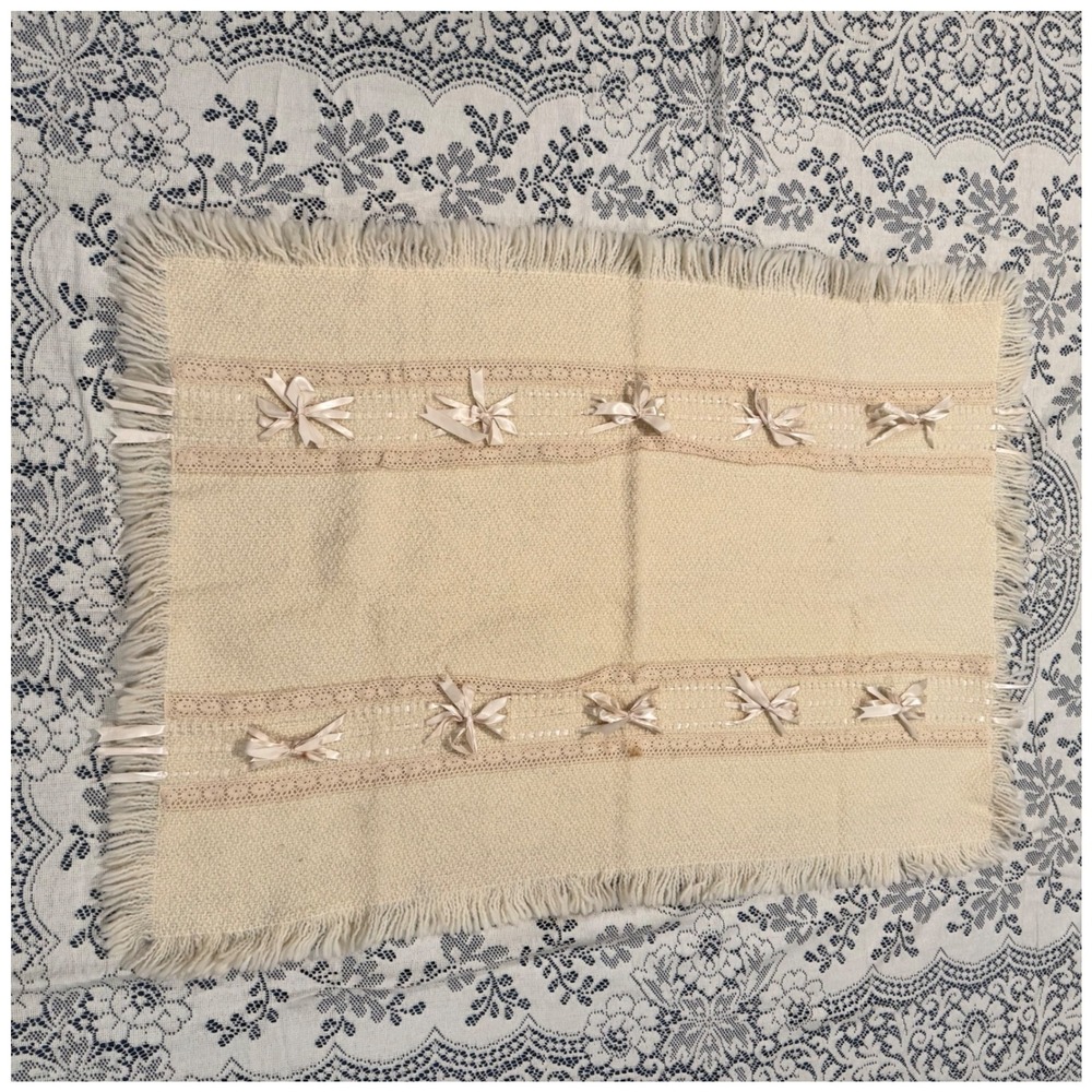 Branigan Weavers Cream Wool Baby Blanket Heirloom Lace‎ Ribbon Bows Fringed Edge